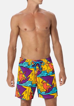 Costumi da bagno realizzati in tessuto elasticizzato; giallo vivace con motivi astratti blu e arancioni che raffigurano figure e onde; vita con cordoncino.