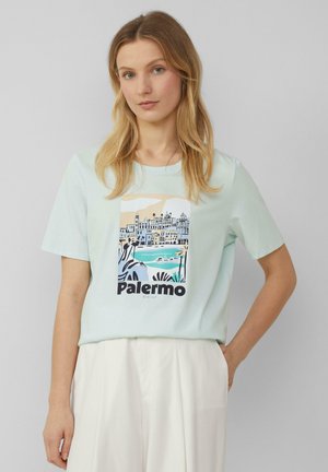 Licht mintgroene katoenen t-shirt met een grafische druk van Palermo, Sicilië. Het ontwerp bevat gebouwen, water en palmbomen.