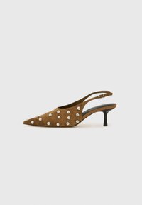 Hnědé semišové slingback lodičky na jehlovém podpatku s špičatou špičkou a stříbrnými kulatými nýty na vršku a boku, na čistém bílém pozadí.