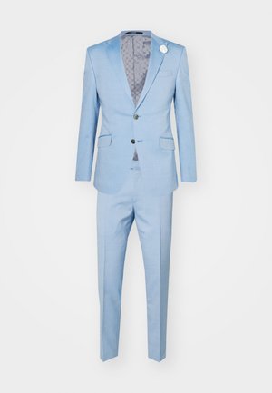 Lichtblauw pak bestaande uit een op maat gemaakt blazer en broek. Heeft twee knopen, zijzakken en een gestructureerd voeringpatroon aan de binnenkant.