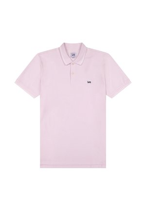 Lichtroze korte mouw polo met kraag, twee knopen en een klein zwart "Lee" logo op de linkerborst.