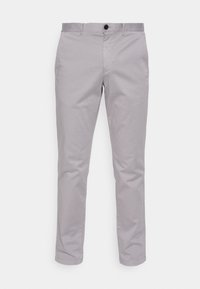 Pantaloni slim-fit grigio chiaro con passanti per cintura, chiusura con bottone e tasche frontali, esposti piatti su uno sfondo bianco.