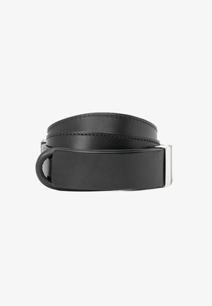 Cintura in pelle nera con texture liscia, dotata di una fibbia in metallo argentato e dettagli cuciti lungo i bordi. Design piatto, forma compatta.