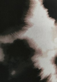 Tejido de malla texturizada en tonos negro y gris, con un patrón en degradado que presenta contrastes de luz y sombra, creando un suave efecto visual.