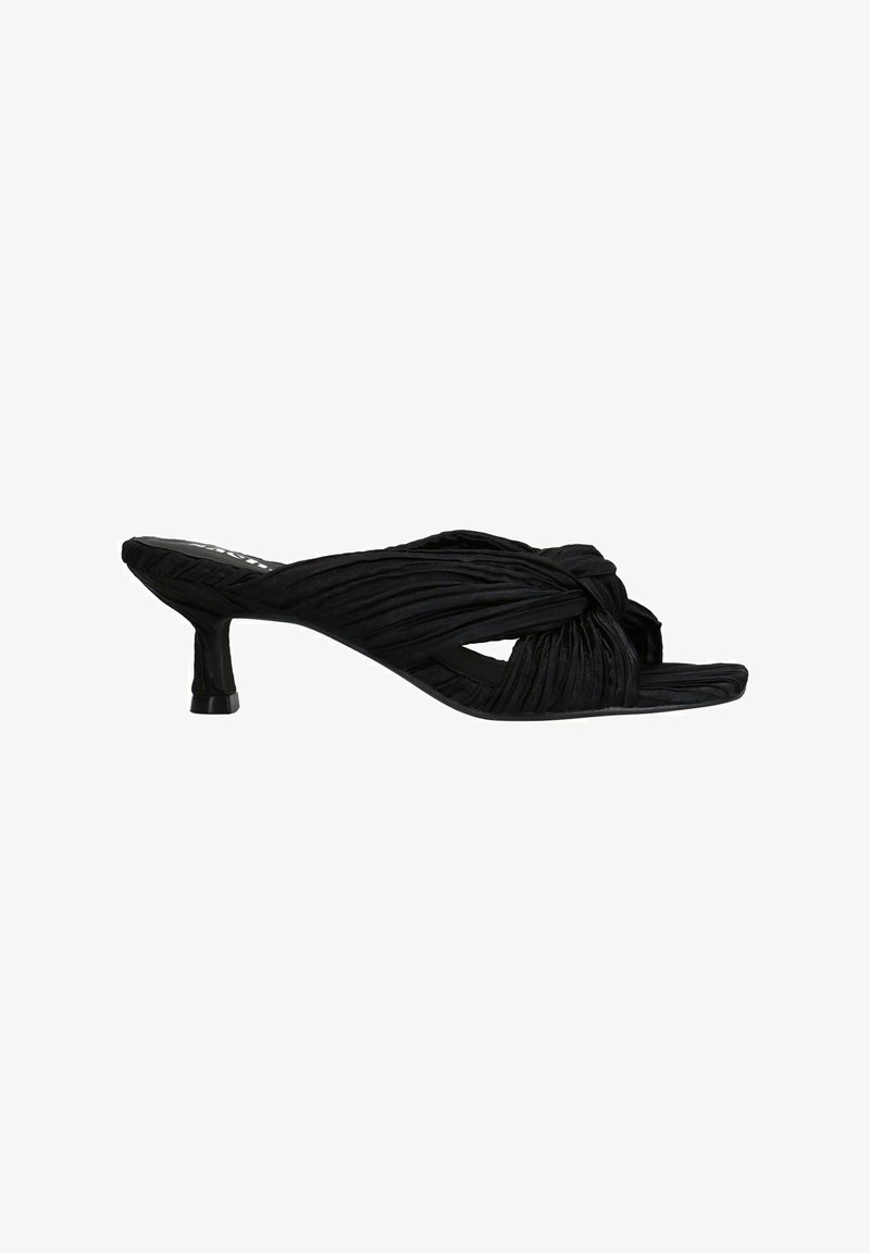Zwarte hakken sandalen met een gedraaid, geraffineerd stoffen ontwerp. De hak is kort en chunky, met een gladde zool en open teen.