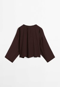 Blouse ample à manches longues marron foncé avec manches larges et encolure froncée, vue de dos sur un fond blanc uni.