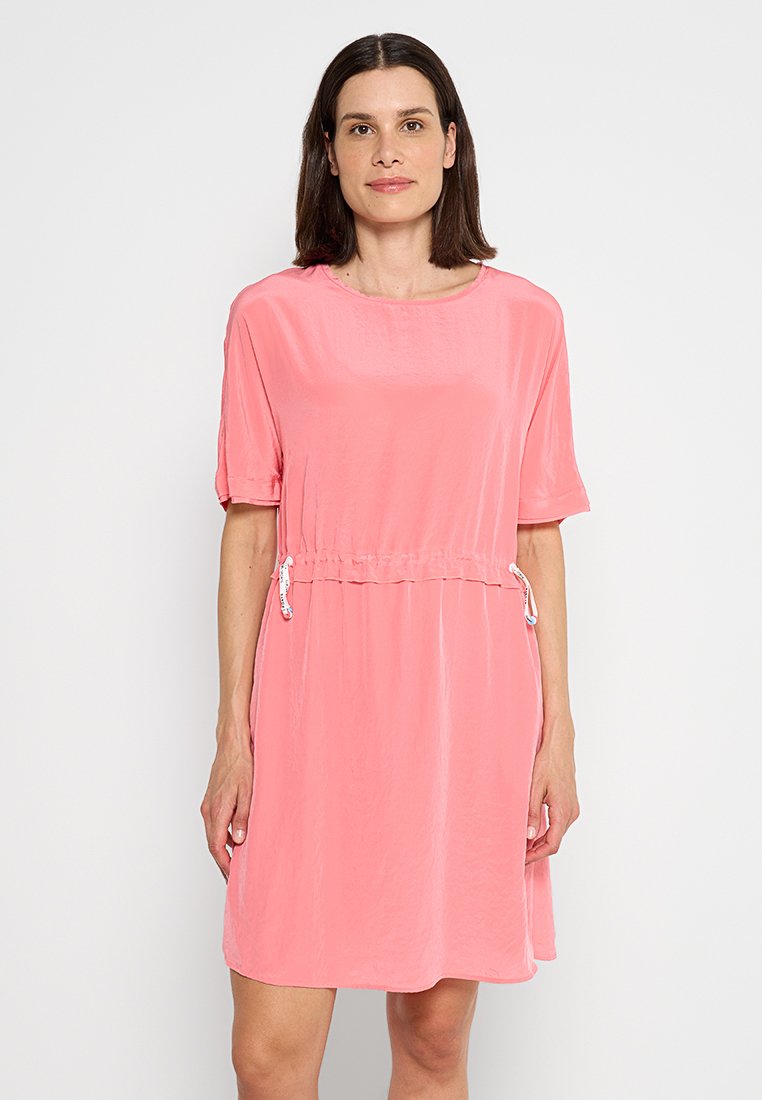 Rosa Kurzarmkleid mit lockerem Schnitt und Kordelzug in der Taille. Glatte Textur und knielange, geeignet für lässige Anlässe.