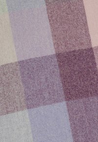 Wollplaidstoff mit quadratischen Mustern in Schatten von Lavendel, Helllila und Zartrosa sowie einer weichen, strukturierten Oberfläche.