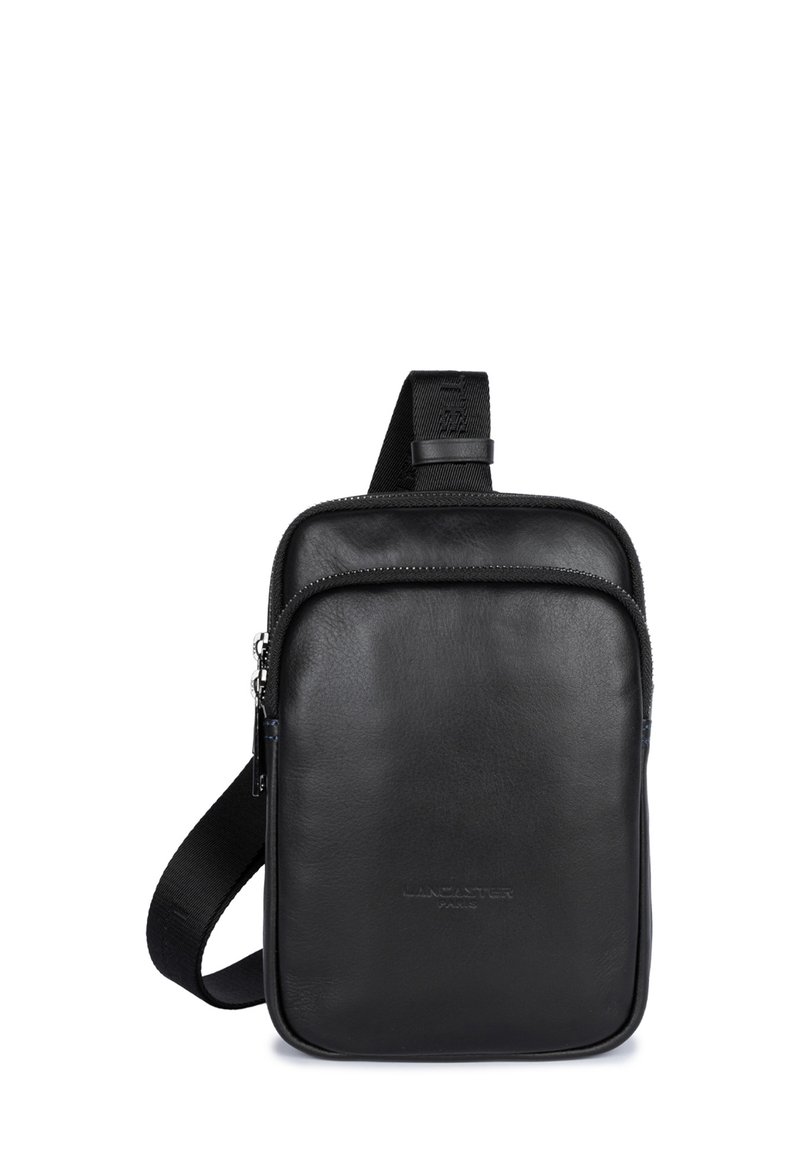 Borsa a tracolla nera in pelle con texture liscia, forma rettangolare, tracolla regolabile e tasca frontale con zip. Presenta un dettaglio con logo impresso.