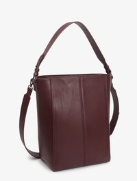 Saco de couro castanho-escuro em forma de balde com alça larga na parte superior e alça de ombro destacável, costura vertical e logotipo da marca em relevo na frente.