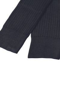 Un paio di scaldamuscoli neri in tessuto a coste con polsini a maglia uniforme. La texture è liscia con un motivo costante in tutto il prodotto.