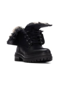 Botas de cuero negro hasta el tobillo con un cuello forrado de piel, parte delantera con cordones y suela resistente. Presenta paneles laterales plegables y un upper texturizado.