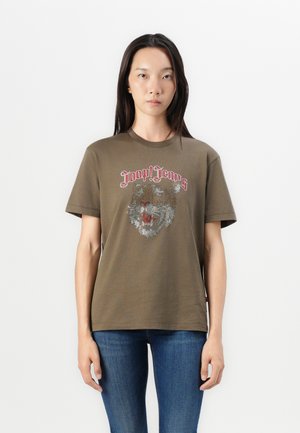 Olivengroene t-shirt met een ronde hals en korte mouwen, met een zilveren en rode leeuw grafic en de tekst "Joop! Jeans" op de borst.