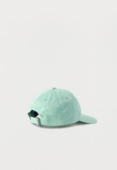 Ανοιχτό πράσινο ρυθμιζόμενο καπέλο μπέιζμπολ με μεταλλική πόρπη και κεντημένο το "Polo" πάνω από το άνοιγμα στο πίσω μέρος.