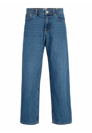 Garçon debout portant un sweat à capuche gris avec le texte "Originals", jean bleu large et chaussures marron sur fond blanc uni.