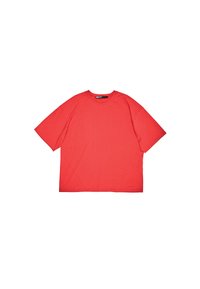 Camiseta corta roja de manga corta con cuello redondo. Presenta un corte relajado y detalles de costura diagonal. Está hecha de un tejido ligero y suave.
