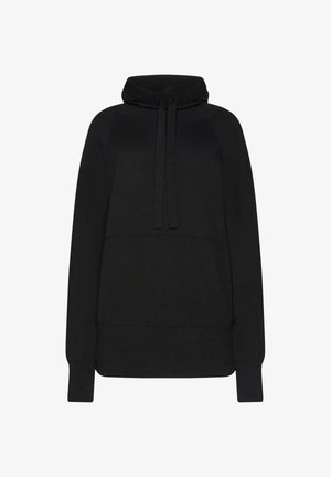 Svart hoodie av mjukt tyg. Har hög krage med dragsnören, ribbade muddar och en avslappnad passform. Inga mönster eller logotyper synliga.