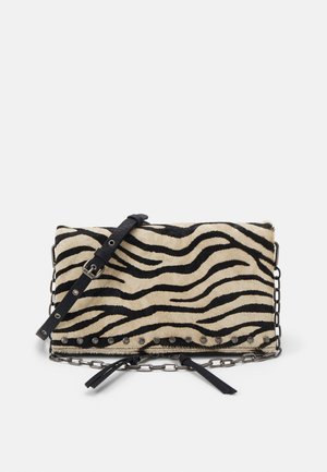 Prostokątna torba na ramię z czarno-białym nadrukiem zebry, czarnym regulowanym paskiem skórzanym, metalowymi ćwiekami i detalem w postaci łańcuszka.