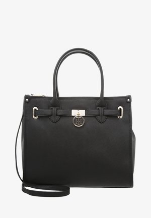 Czarna torebka strukturalna z podwójnymi górnymi rączkami, odpinanym paskiem na ramię oraz srebrnym, okrągłym logo na przednim zapięciu.