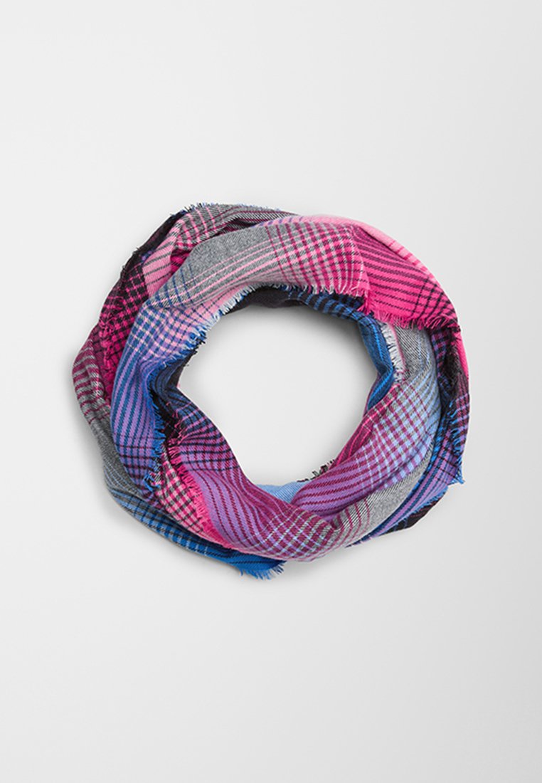 Multikleurige geruite infinity sjaal met tinten roze, blauw, grijs en zwart, plat gelegd in een cirkelvorm op een witte achtergrond.