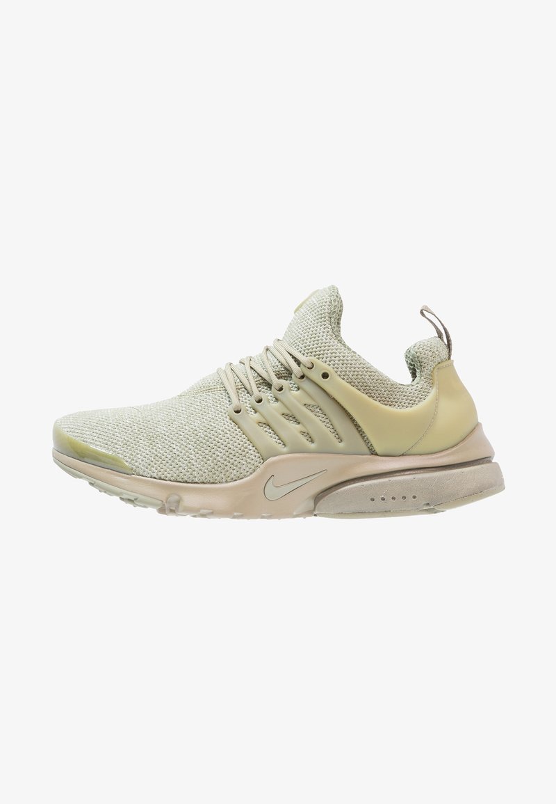 Světlé zelené sportovní boty s texturovaným pleteným svrchním dílem, béžovými akcenty, zaoblenou špičkou a flexibilní podrážkou. Obsahují výrazný systém zavazování.