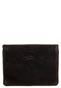 Pochette en cuir noir embossé serpent ; forme rectangulaire, surface texturée, bords nets et couture discrète autour du périmètre.