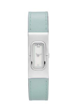 Sølv rektangulært ur med en smal hvid urskive og lys blå læderrem, der viser kl. 3:05.