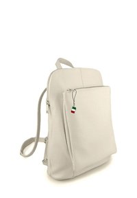 Witte leren rugzak met een gladde textuur, een hoofdvak met ritssluiting en een voorvak met een klein Italiaans vlaggenbedeltje.