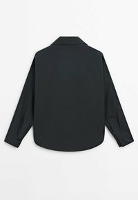 Chemise noire à manches longues avec une coupe droite, un col pointu et des poignets boutonnés. Tissu lisse avec une finition mate et un ourlet courbé.