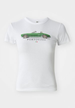 T-shirt blanc en coton avec un graphique de voiture décapotable verte et le texte "PORTOFINO ITALIA 1972" dans des couleurs variées. Manches courtes, col rond.