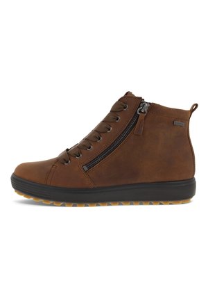 Botas de tobillo de cuero marrón con una superficie texturizada, puntera redonda, cordones en la parte delantera y cremallera lateral. Presenta una suela negra con una banda de rodadura amarilla.