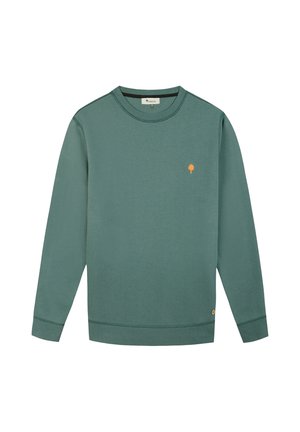 Felpa verde a maniche lunghe con collo a giro con piccolo logo arancione a forma di albero sul petto sinistro e un'etichetta rotonda in legno vicino all'orlo inferiore.