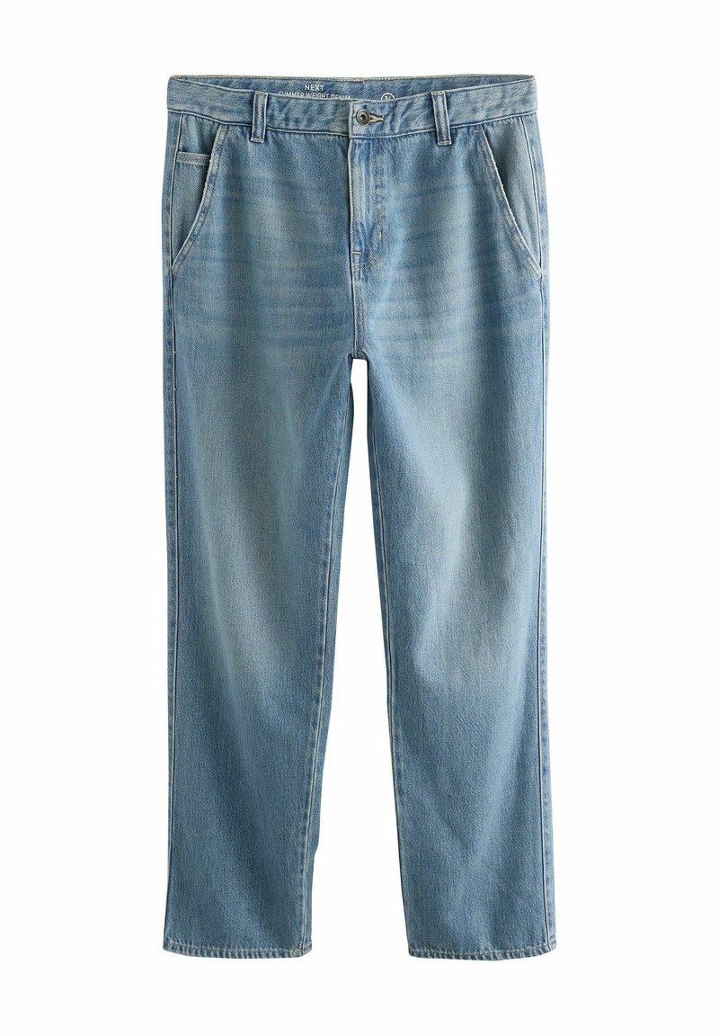 Jeans en denim bleu clair avec une coupe droite, dotés de poches avant, d'une fermeture éclair et d'un bouton, et présentant des nuances de décoloration subtile.