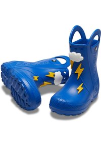 Stivali di gomma blu per la pioggia con decorazioni a nuvole e fulmini. Caratteristiche includono una texture perforata, tacco rialzato e linguette posteriori per un facile indossare.