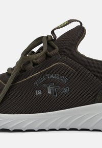 Baskets en mesh vert olive foncé avec logo Tom Tailor, lacets olive et semelle blanche épaisse.