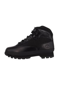 Botte de randonnée noire avec une tige en cuir et des panneaux en mesh, dotée d'œillets en métal, d'une semelle en caoutchouc avec des profondeurs prononcées et d'accents en logo moulé.