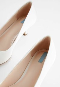 Next FOREVER COMFORT® WEDDING REGULAR FIT - Svadobné topánky - ivory white