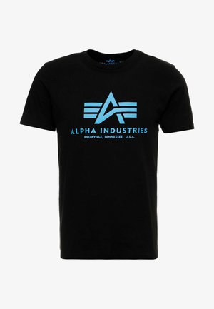 Fekete pamut póló kék grafikával, vízszintes vonalakkal és a "ALPHA INDUSTRIES KNOXVILLE, TENNESSEE, U.S.A." felirattal.