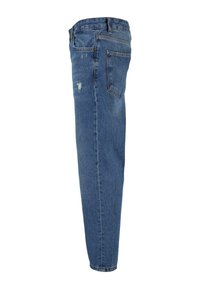 Jeans de denim azul claro con corte recto, que presentan una textura ligeramente desgastada, bolsillos estándar y una cinturilla clásica.