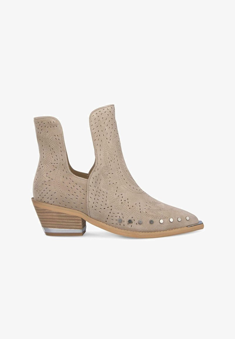 Beżowe zamszowe botki za kostkę z ostrym noskiem, z wycięciami i srebrnymi ćwiekami na cholewce. Niski, dzielony obcas z srebrnym wykończeniem.