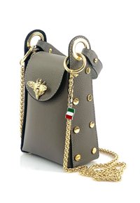 Kleine grijze lerenhandtas met een gouden bij-embleem, gouden studs en een gevlochten kettingriem. Bevat een decoratieve charm van de Italiaanse vlag.