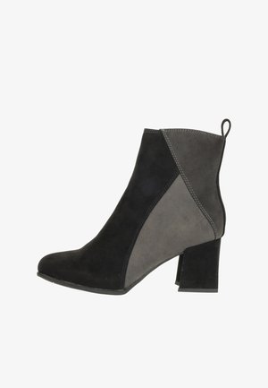 Boots noirs et gris à talon bloc. Fabriquées en daim, avec un design coloré et des coutures contrastées le long des coutures.