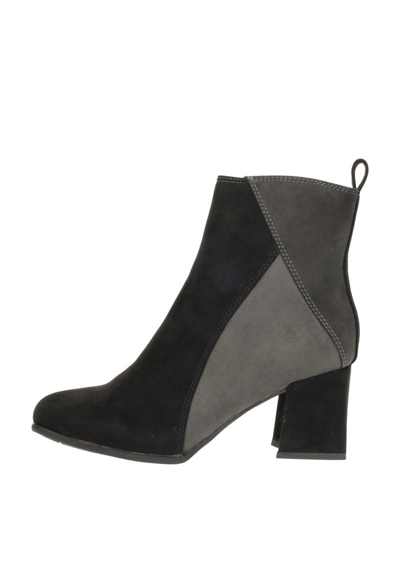 Boots noirs et gris à talon bloc. Fabriquées en daim, avec un design coloré et des coutures contrastées le long des coutures.