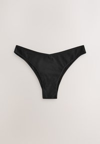 Czarne damskie majtki bikini z bawełny z niskim stanem i wąskimi bocznymi paskami, wyłożone płasko na jasnym tle.