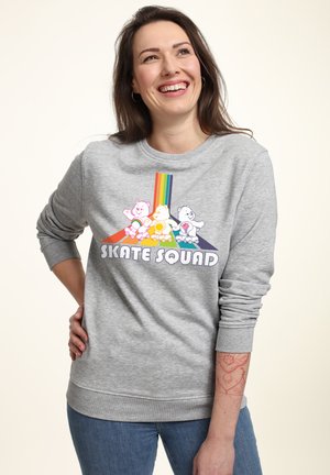Sudadera gris con un cuello redondo acanalado. Gráfico que presenta osos coloridos sobre patines y "SKATE SQUAD" en letras en negrita.