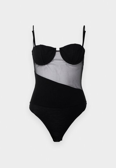 Body nero intero con pannello diagonale in rete trasparente e spalline sottili regolabili, isolato su uno sfondo bianco.