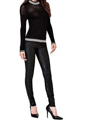 Top nero a maniche lunghe con scollo in rete e strisce bianche, abbinato a leggings neri lucidi effetto pelle e tacchi a spillo neri.