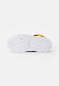Jordan SKY JORDAN 1 - Sapatilhas - black/univ gold-white