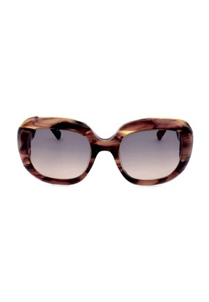 Occhiali da sole quadrati oversize con spessa montatura tartarugata e lenti sfumate grigio scuro su sfondo bianco.