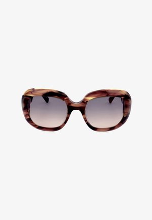 Occhiali da sole quadrati oversize con spessa montatura tartarugata e lenti sfumate grigio scuro su sfondo bianco.